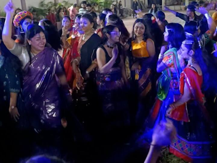 नवनीत राणा यांनी यावेळी दांडिया डान्स केल्याने उपस्थितांचे डोळे चक्रावून गेले