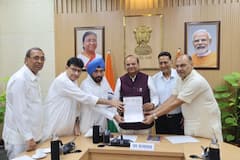 Delhi कांग्रेस प्रतिनिधिमंडल ने की LG से मुलाकात, छठ के दिन को ड्राई डे घोषित करने की मांग