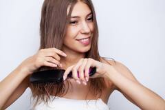 बालों को घना दिखाने के लिए क्या आप भी करते हैं बैक कॉम्बिंग, तो इस तरह हेयर डैमेज को करें ठीक