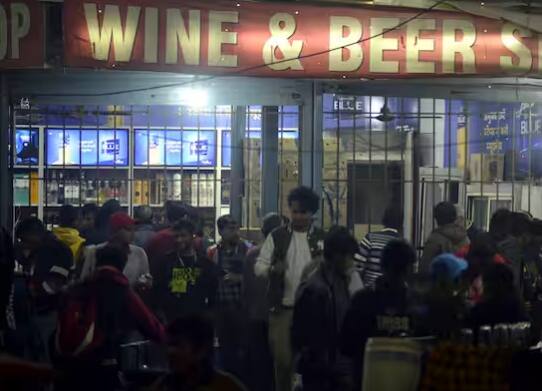 ਇਸੇ ਤਰ੍ਹਾਂ ਚੋਣ ਜ਼ਾਬਤੇ ਤੋਂ ਬਾਅਦ ਸ਼ਰਾਬ ਦੇ ਠੇਕਿਆਂ ਸਬੰਧੀ ਵੀ ਵੱਖਰੇ ਨਿਯਮ ਹੁੰਦੇ ਹਨ। ਇਕ ਸਵਾਲ ਇਹ ਹੈ ਕਿ ਕੀ ਇਸ ਦੌਰਾਨ ਸ਼ਰਾਬ ਦੇ ਠੇਕਿਆਂ ਦੀ ਨਿਲਾਮੀ ਹੋ ਸਕਦੀ ਹੈ?