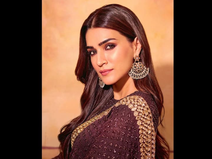 कृती सेननचे इंस्टावर 55 मिलियन फॉलोअर्स आहेत.