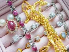 क्या आप भी लॉकर में रखते हैं सोने चांदी की ज्वेलरी एक साथ, तो आज ही सुधार लें ये गलती! नहीं तो गहनों की चमक हो जाएगी बर्बाद