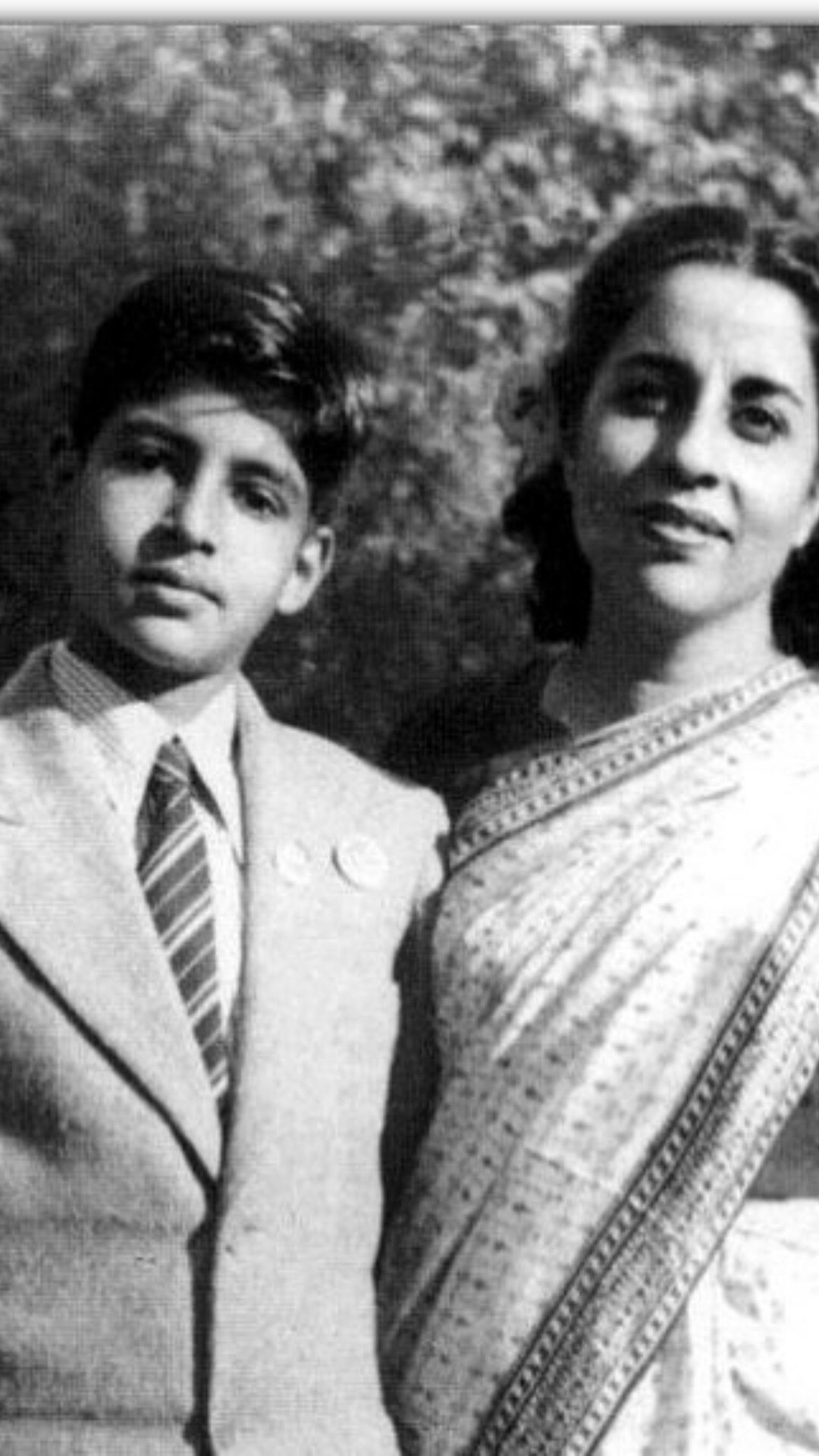 जन्म पर उनका नाम  इंकलाब श्रीवास्तव रखा गया