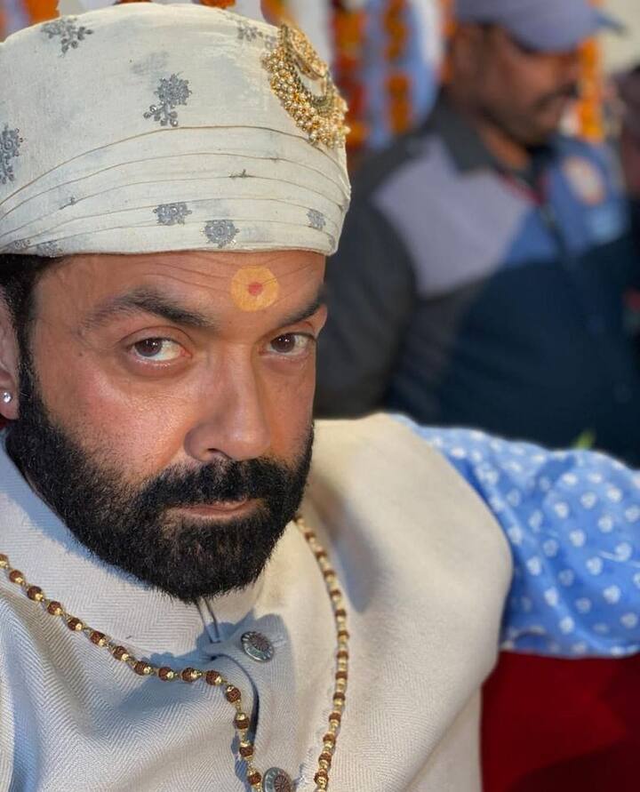 आश्रम - बॉलीवुड में जबरदस्त कमबैक करने के बाद एक्टर ने वेब सीरीज ‘आश्रम’ के जरिए ओटीटी पर कदम रखा था. इसमें उन्होंने निराला बाबा का नेगेटिव रोल निभाया है. इस रोल में बॉबी ने अपनी एक्टिंग से ऐसी जान डाली की हर कोई उनकी तारीफ करते हुए नजर आया. अब बहुत जल्द एक्टर सीरीज के पार्ट 3 में दिखाई देंगे.