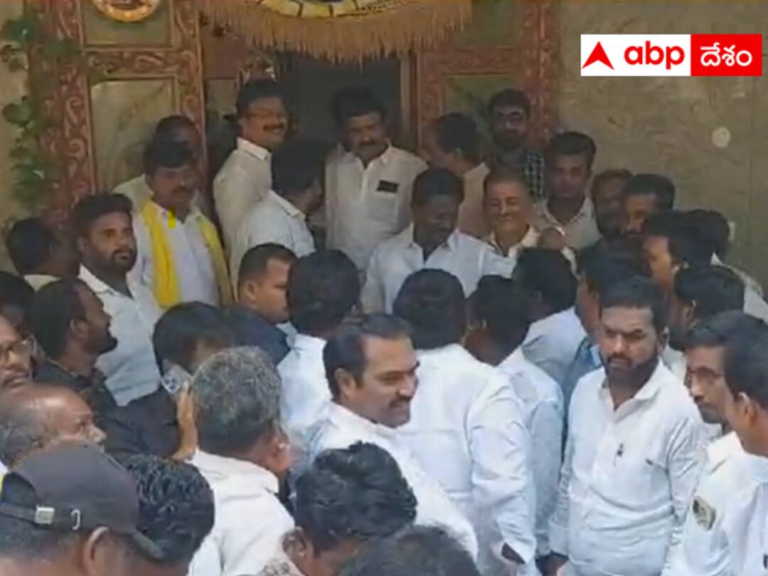 tense situation in Raya Durgam as a series of cases were filed against Kalva Srinivas. Anantapur TDP : టీడీపీ నేత కాల్వపై రోజుకో కేసు - రాయదుర్గంలో ఉద్రిక్తత !