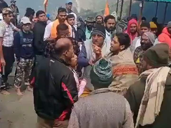 Uttarakhand: रुद्रप्रयाग में तीर्थ यात्रियों और पुजारी के बीच जमकर हुई मारपीट, वीडियो वायरल Uttarakhand viral video of pilgrims and priest fight in Rudraprayag Kedar Tungnath Dham Uttarakhand: रुद्रप्रयाग में तीर्थ यात्रियों और पुजारी के बीच जमकर हुई मारपीट, वीडियो वायरल