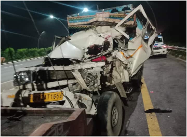 Unnao Accident News conductor died in a road accident on Agra-Lucknow Expressway in Unnao UP News ANN Unnao Accident: उन्नाव में रफ्तार का कहर, हाईवे पर खड़े कंटेनर से जा भिड़ी पिकअप, हादसे में परिचालक की मौत