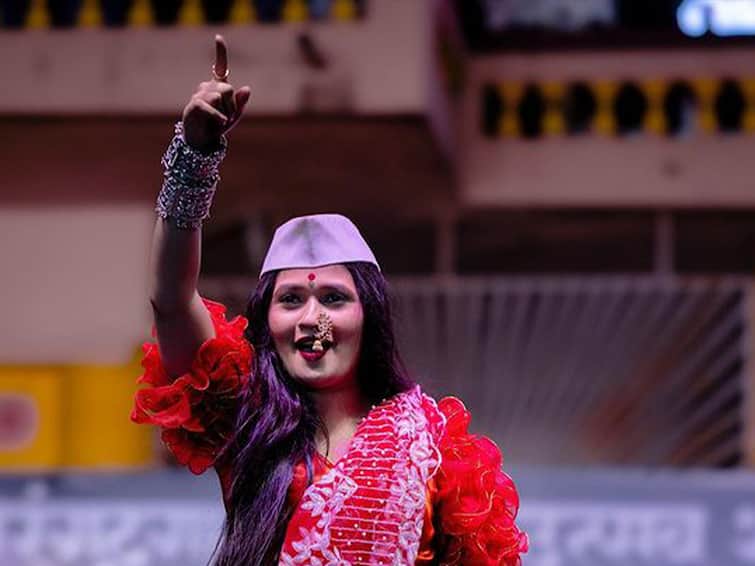 Gautami Patil dance Show programme Navi mumbai kamothe manas sarovar railway station Snake Know Dancer Gautami Patil Latest Update Gautami Patil : गौतमीच्या कार्यक्रमात साप आल्याने गोंधळ; खुर्च्यांची तोडफोड करत तरुणांचा धिंगाणा