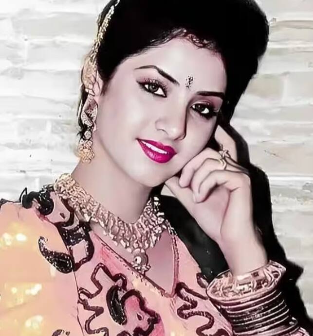 દિવ્યા ભારતીએ નાની ઉંમરમાં બોલિવૂડમાં એન્ટ્રી કરી હતી. જે બાદ અભિનેત્રીએ એક પછી એક હિટ ફિલ્મો આપી અને બહુ ઓછા સમયમાં બોલિવૂડની ટોચની અભિનેત્રી બની ગઈ. જો કે, આ ખ્યાતિ લાંબો સમય ટકી ન હતી. એક દિવસ અચાનક જ ઘરની બાલ્કનીમાંથી પડીને અભિનેત્રીનું મોત થઈ ગયું. આ સમાચાર માત્ર બોલિવૂડ માટે જ નહીં પરંતુ તેના ચાહકો માટે પણ ઊંડો આઘાત હતો.