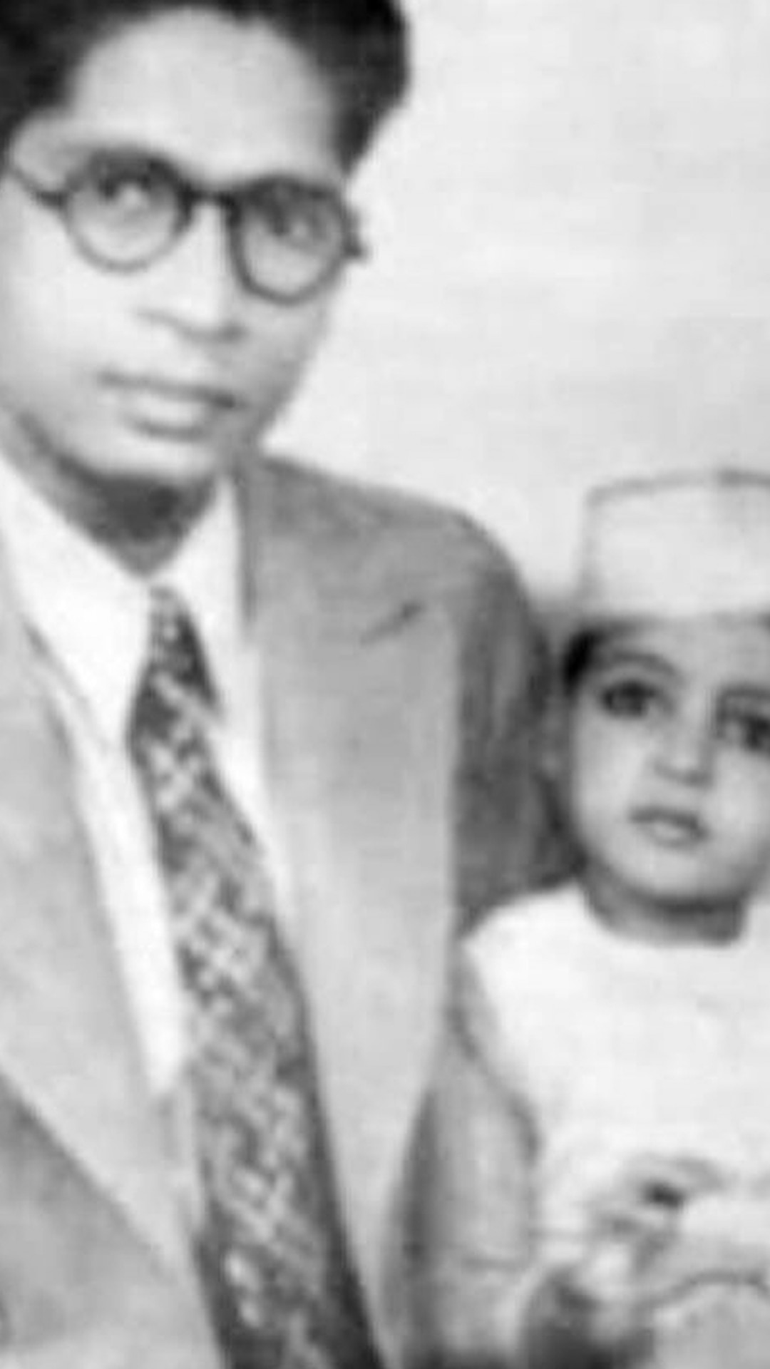 अमिताभ का जन्म 11 अक्टूबर 1942 को प्रयागराज में हुआ