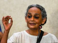 दिल्ली के LG ने अरुंधति रॉय के खिलाफ मुकदमा चलाने को दी मंजूरी, 13 साल पुराना है मामला