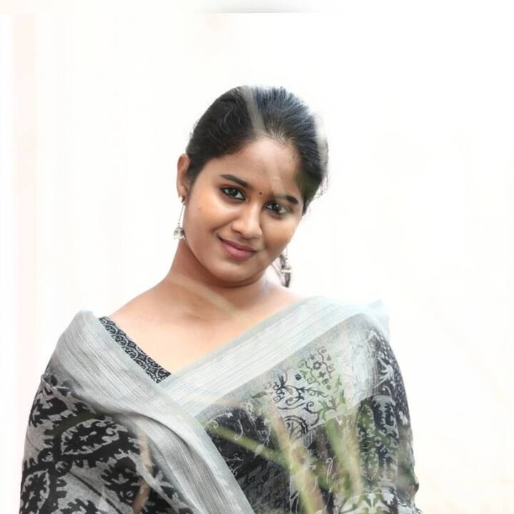 அதன்பிறகு பார்த்திபன் இயக்கிய இரவின் நிழல் படத்தில் கதாநாயகியாக அறிமுகமாகி  பலதரப்பட்ட சினிமா, ஊடகம் மற்றும் சினிமா ரசிகர்களின் வரவேற்பை பெற்றிருந்தார்.