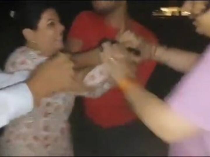 fight between women over feeding street dog in Noida video viral Noida News: नोएडा में स्ट्रीट डॉग को लेकर महिलाओं के बीच हाथापाई, वीडियो वायरल