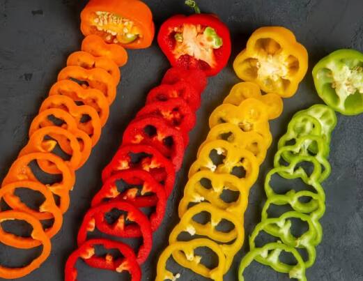 ਆਓ ਜਾਣਦੇ ਹਾਂ ਇਨ੍ਹਾਂ ਪੰਜਾਂ ਵਿੱਚੋਂ ਕਿਹੜੇ ਰੰਗ ਦੀ ਸ਼ਿਮਲਾ ਮਿਰਚ ਸਭ ਤੋਂ ਜ਼ਿਆਦਾ ਫਾਇਦੇਮੰਦ ਹੈ।