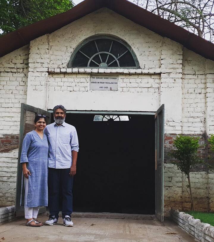 உலக புகழ்பெற்ற ராஜமெளலி, பிரபல திரைக்கதை எழுத்தாளர் மற்றும் திரைப்பட இயக்குநரான விஜயேந்திர பிரசாத்தின் மகன் ஆவார்.