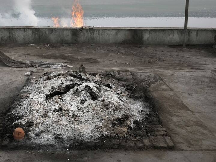 इस दिन तामसिक भोजन न बनाएं, न ही खाएं. भूलकर भी श्मशान घाट, सूनसान जंगल में न जाएं. अमावस्या के दिन नकारात्मक शक्तियां सक्रिय हो जाती है और कमजोर मानसिक शक्ति वालों पर हावी होने की कोशिश करती हैं.