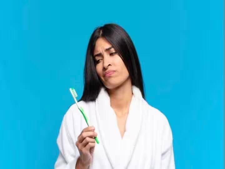 Health Tips are you eating without brushing your mouth know its side effects marathi news Health Tips : तुम्हीही सकाळी दात न घासता जेवता का? वेळीच सावध व्हा; 'या' धोक्याची शक्यता
