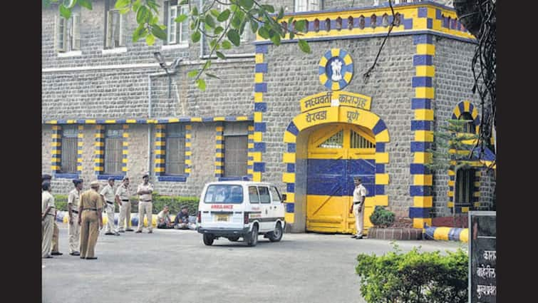 Pune Sassoon Hospital 12 Prisoner again sent to Yerwada Jail  after Lalit Patil case ललित पाटील प्रकरणानंतर कारागृह प्रशासन जागे; ससून रुग्णालयातून 12 कैद्यांची पुन्हा येरवडा जेलमध्ये रवानगी