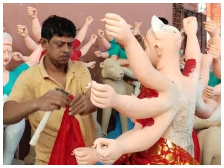 Rajasthan News Artisans from Bengal make idols in Udaipur, soil of river Ganga has special importance ann Rajasthan News: उदयपुर में बंगाल से आए कारीगर बनाते हैं मूर्तियां, जानें क्यों गंगा नदी की मिट्टी का है विशेष महत्व?