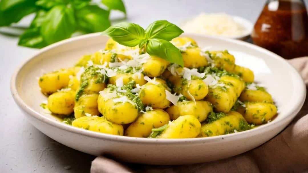 Navratri 2023 vrat special 4 recipes of aloo marathi news Navratri 2023 : नवरात्रीच्या उपवासात बटाट्यापासून बनवलेले 'हे' स्वादिष्ट पदार्थ खा; चवीबरोबरच ऊर्जाही मिळेल