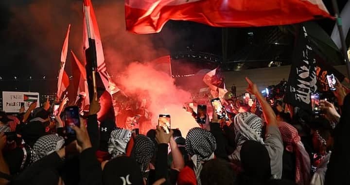 Sydney Opera House's Israeli Flag Sparks Pro-Palestine Protests Israel Palestine War: સિડનીના ઓપેરા હાઉસ બહાર હમાસના સમર્થકોએ સળગાવ્યા ઇઝરાયલના ધ્વજ, પોલીસ સાથે થયું ઘર્ષણ