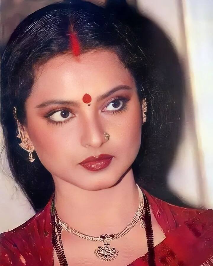 पण रेखाने हार मानली नाही आणि हिंदी चित्रपटसृष्टीची सुपरस्टार बनण्यासाठी संपूर्ण जगाशी लढा दिला.