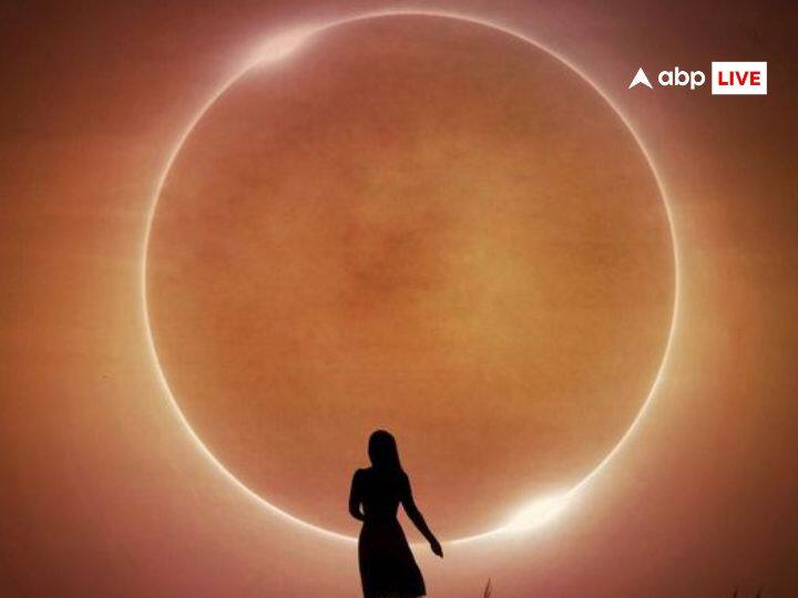 सूर्य ग्रहण के समय इस बात की पूरी कोशिश करें आप अपने घर के अंदर सुरक्षित रहें, सूर्य की किरणों को अपने या अपने होने वाले बच्चे से दूर रखें, इसके लिए अपने पेट पर गेरु का प्रयोग कर सकते हैं. गेरु आपकी और आपके बच्चे की सूर्य की किरणों से रक्षा करता है.