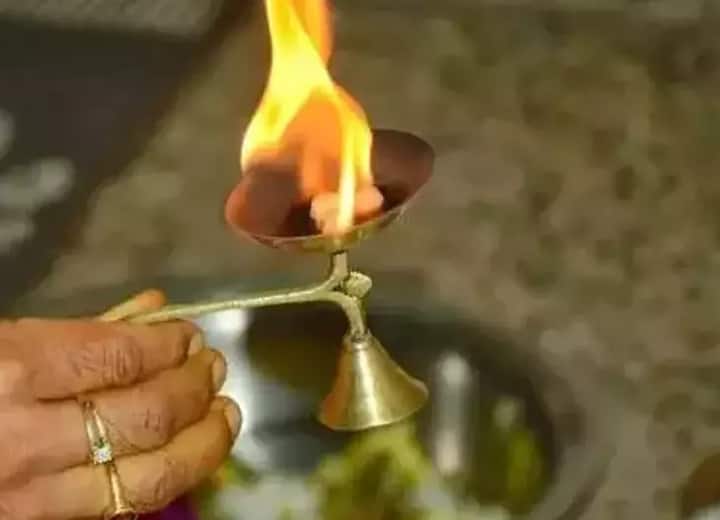 বাস্তু শাস্ত্রে এও বলা হয়েছে, পুজোর সময়ে মাটির পাত্রে কর্পূর জ্বালানো উচিত নয়। এতে অশুভ শক্তির বাড়বাড়ন্ত হয়। সবসময় গৃহস্থ বাড়িতে পিতলের প্রদীপ দানিতে কর্পূর জ্বালানো উচিত। পুজোর সময়ে পিতলের পাত্র বা প্রদীপে কর্পূর রেখে জ্বালালে পরিবারে সুখ শান্তির প্রবেশ ঘটে।