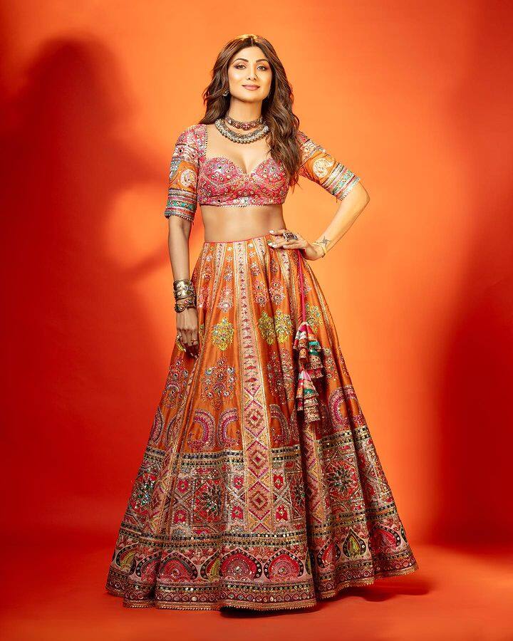 आपल्या पातळ कंबर आणि टोन्ड फिगरमुळे नेहमीच चर्चेत राहणाऱ्या शिल्पा शेट्टीचा एक नवीन लूक समोर आला आहे.