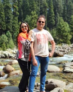 Sonalika Joshi Pics: श्रीनगर में वेकेशन मना रही हैं ‘तारक मेहता’ की ‘माधवी भाभी’, मॉडर्न लुक में पति के साथ शेयर की रोमांटिक तस्वीरें