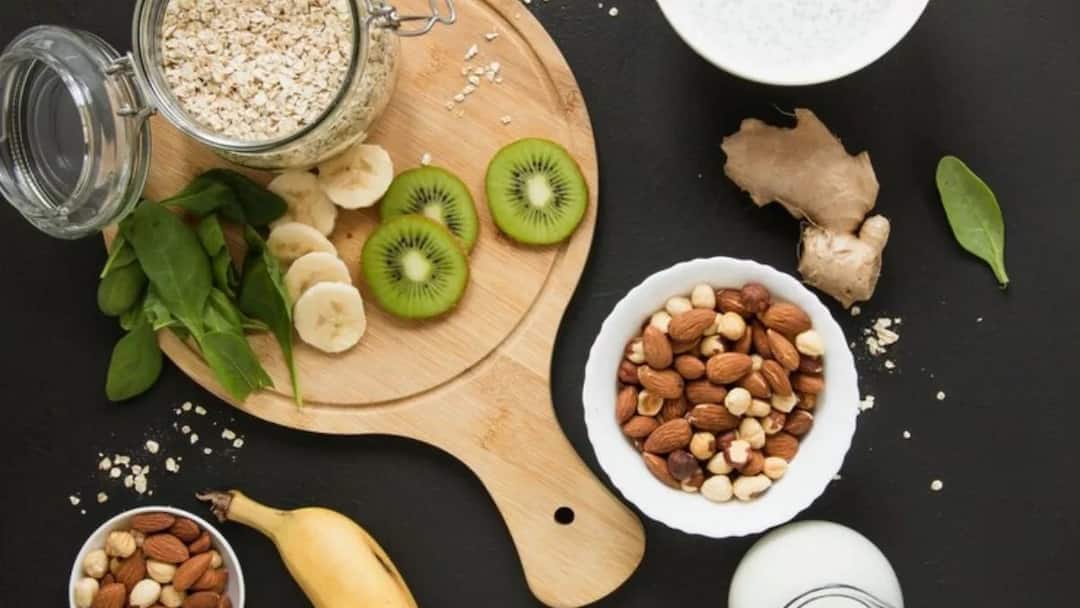 Health Tips how to boost energy naturally add these foods in your diet for instant energy banana egg marathi news Health Tips : वारंवार अशक्तपणा जाणवत असेल तर शरीराला झटपट ऊर्जा देण्यासाठी 'हे' 6 प्रकारचे पदार्थ खा; हेल्दी राहाल