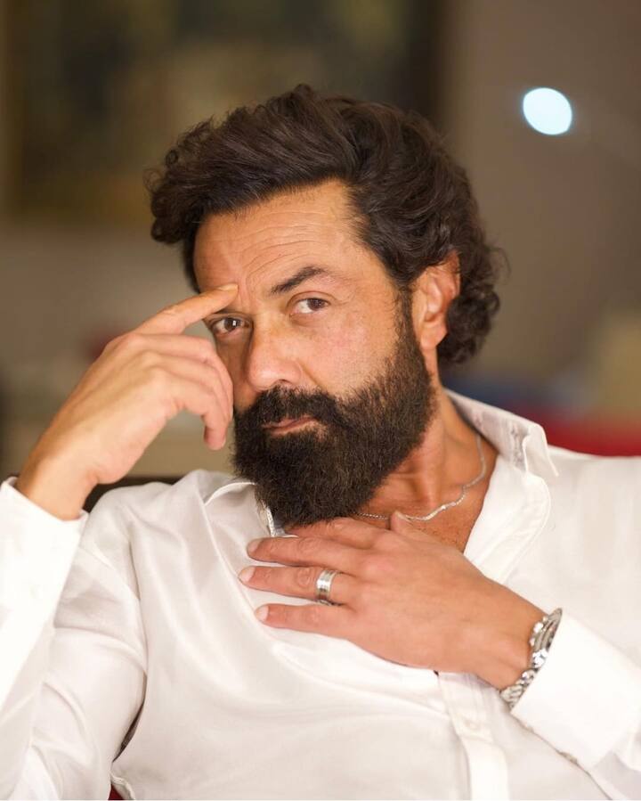 बादल - बॉबी देओल ने भले ही अपने करियर की शुरुआत रोमांटिक हीरो के तौर पर की हो, लेकिन करियर के शुरुआत में ही एक्टर ने अपने नेगेटिव रोल की झलक फैंस को दिखा दी थी. सबसे पहले बॉबी फिल्म 'बादल' विलेन बने थे. इसमें एक्टर ने एक आतंकवादी का रोल निभाया था.