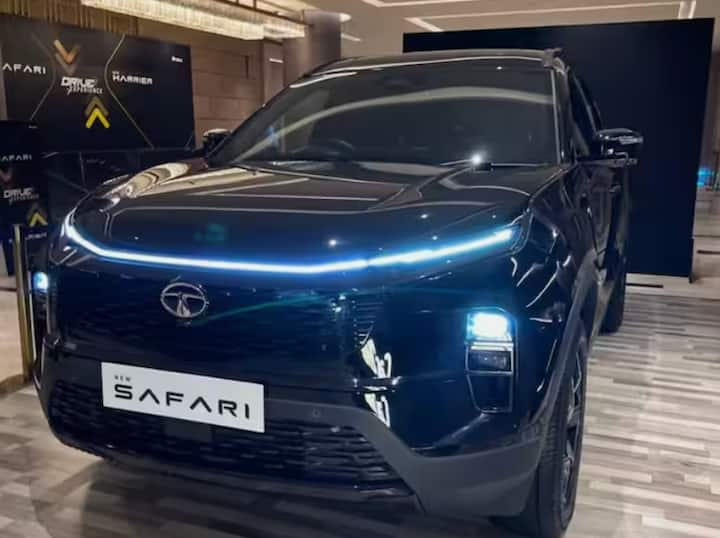 New 2023 Tata Safari Dark Edition: टाटा मोटर्सने त्यांची आलिशान कार सफारी SUV चं फेसलिफ्ट मॉडेल नुकतंच लाँच केलं आहे. या कारचे काही फोटो पाहूया आणि नवीन फिचर्स देखील जाणून घेऊया.