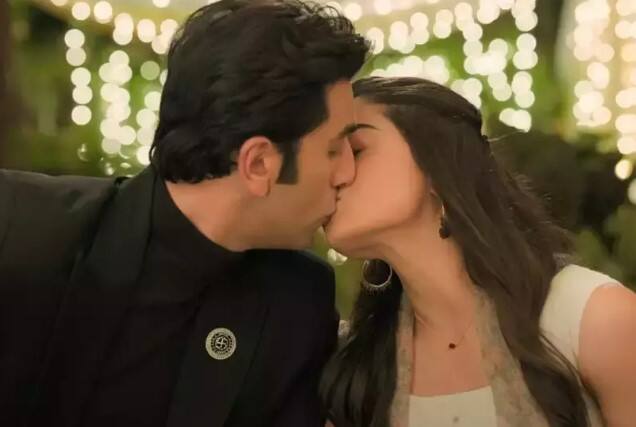 Ranbir Kapoor Kissing Scene In Moivies:  રણબીર કપૂરની ફિલ્મ 'એનિમલ'નું એક પોસ્ટર રિલીઝ કરવામાં આવ્યું હતું જેમાં તે રશ્મિકા મંદન્ના સાથે લિપ લોક કરતો જોવા મળે છે. આ પોસ્ટરની ખૂબ ચર્ચા થઈ રહી છે.