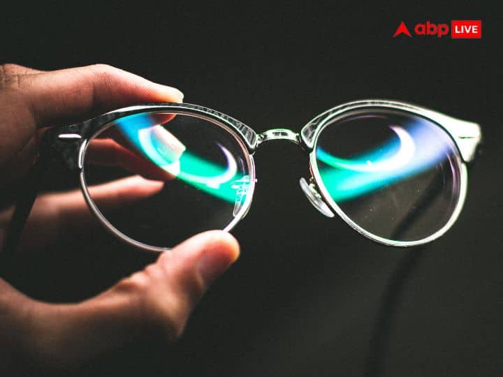 eye glasses cure for blue light emitted from laptops and mobiles Know what science says लैपटॉप और मोबाइल से निकलने वाली नीली रोशनी का इलाज है चश्मा? जानें क्या कहता है साइंस