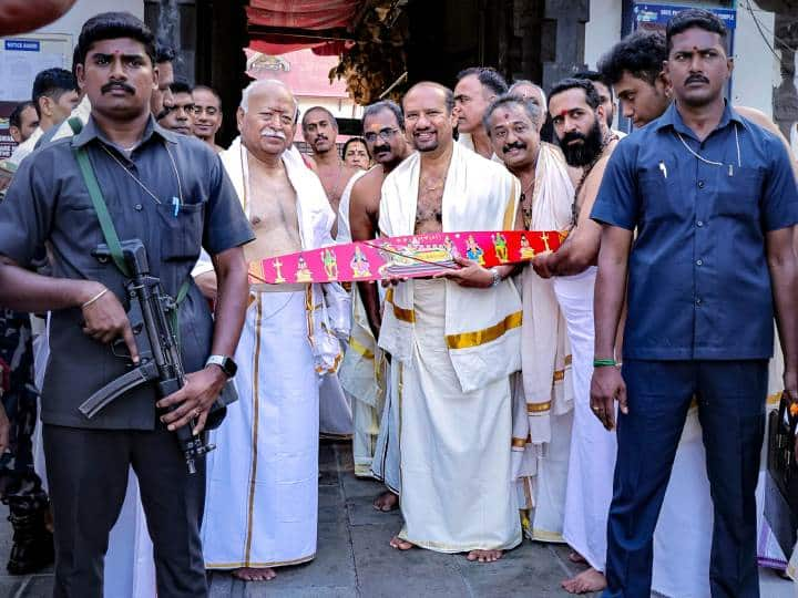 Kerala: राष्ट्रीय सेवक संघ आरएसएस के प्रमुख मोहन भागवत केरल के दौरे पर गये हुए हैं जहां पर उन्होंने केरल के प्रसिद्ध श्री पद्मनाभस्वामी मंदिर में पूजा अर्चना की.