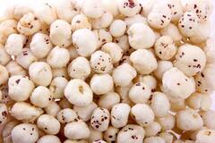 रहना है चुस्त-दुरुस्त और बीमारियों से दूर, तो रोज खाली पेट खाएं मखाने, जानें फायदे