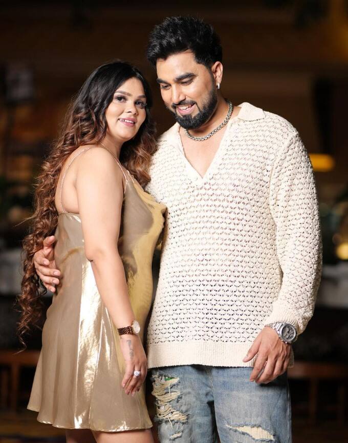 इस लिस्ट में सबसे पहला नाम फेमस यूट्यूबर अरमान मलिक का है. रिपोर्ट्स के मुताबिक अरमान बिग बॉस 17 में अपनी पहली पत्नी पायल मलिक के साथ गेम खेलते नजर आएंगे. बता दें कि, पायल मलिक भी एक यूट्यूबर हैं.