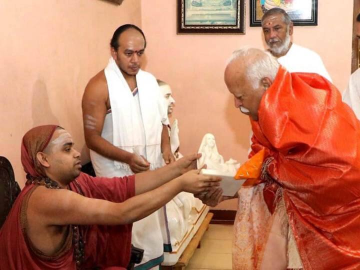 मोहन भागवत ने कहा हमारी अपनी भाषाएं हैं, हमारी अपनी पूजा पद्धति हैं, हमारी अपनी जातियां और उपजातियां हैं, इतने सारे धर्म हैं, इतने सारे जीवन जीने के तरीके हैं... सब कुछ अलग है, फिर भी अनादि काल से हम एक दूसरे से जुड़े हुए हैं.