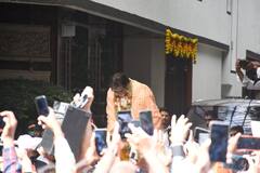 माथे पर तिलक लगाकर, गले में फूलों की माला डाल...बर्थडे पर हज़ारों फैंस से सिर झुकाकर मिले अमिताभ बच्चन