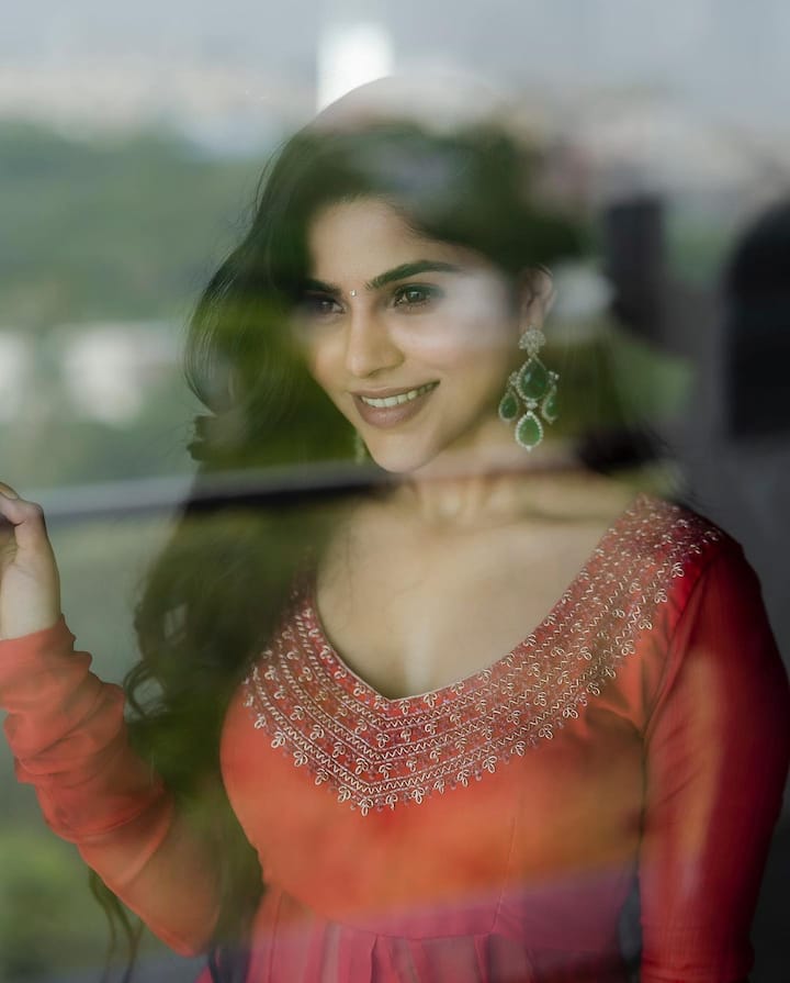 ஜி.வி.பிரகாஷுடன் பேச்சுலர் படத்தில் நடித்து பிரபலமானவர் திவ்ய பாரதி.