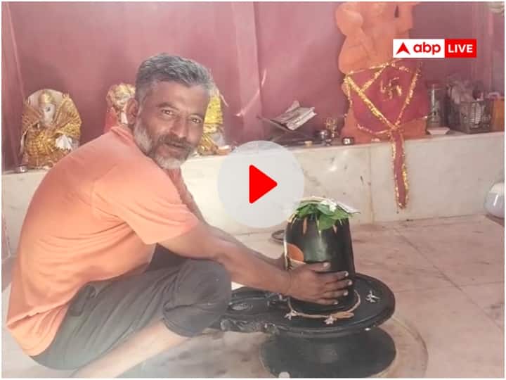 Watch: हरदोई में शिवलिंग पकड़कर आरोपी ने खाई कसम- 'कभी दारू नहीं पीऊंगा', वायरल हुआ वीडियो hardoi a man seen swearing whole touching shivling in a temple viral video ann Watch: हरदोई में शिवलिंग पकड़कर आरोपी ने खाई कसम- 'कभी दारू नहीं पीऊंगा', वायरल हुआ वीडियो