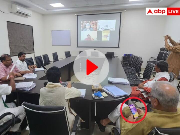 Chhattisgarh Assembly Elections 2023 CM Bhupesh Baghel playing Candy Crush in Congress Election Committee meeting goes viral ann WATCH: कांग्रेस की अहम बैठक में कैंडी क्रश खेलते हुए दिखे सीएम, वीडियो वायरल, BJP ने कसा तंज