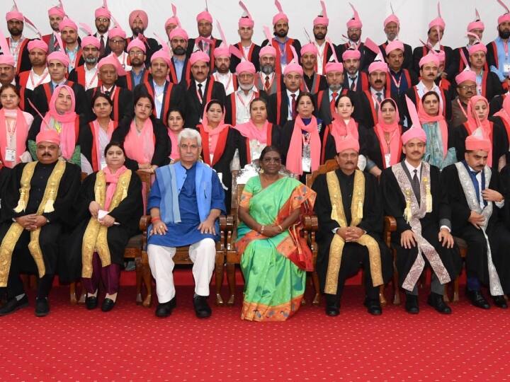 President droupadi murmu manoj sinha addresses 20th convocation of kashmir university ANN 'देश को कश्मीर के जिम्मेदार युवाओं पर गर्व है', यूनिवर्सिटी के दीक्षांत समारोह में बोलीं राष्ट्रपति द्रौपदी मुर्मू