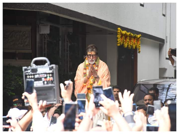 After greeting his fans at midnight, Amitabh Bachchan once again met his fans outside his residence Jalsa on the occasion of his birthday on Wednesday.