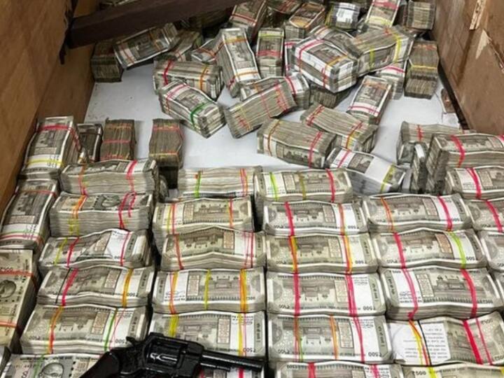 Ludhiana Drug smuggler arrested with 4.94 crore rupees 38 fake vehicle number plates recovered Punjab Police Punjab News: लुधियाना से 4.94 करोड़ रुपये के साथ ड्रग तस्कर गिरफ्तार, 38 फर्जी गाड़ी नंबर प्लेट भी बरामद