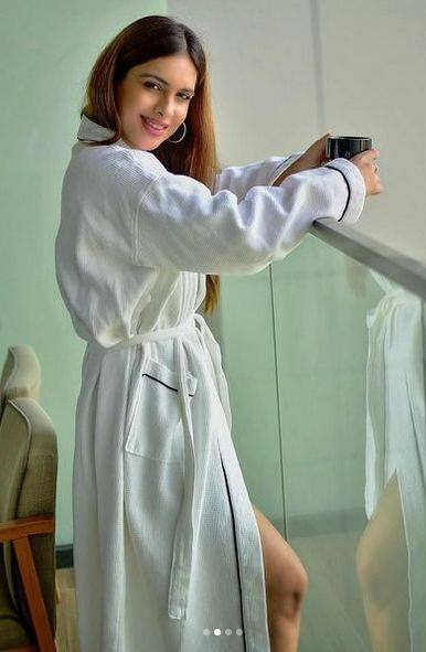 ਅਭਿਨੇਤਰੀ ਨੇਹਾ ਮਲਿਕ ਹਰ ਰੋਜ਼ ਇੰਸਟਾਗ੍ਰਾਮ 'ਤੇ ਆਪਣੀਆਂ ਸਿਜ਼ਲਿੰਗ ਅਤੇ ਹੌਟ ਤਸਵੀਰਾਂ ਪੋਸਟ ਕਰਕੇ ਪ੍ਰਸ਼ੰਸਕਾਂ 'ਚ ਹੜਕੰਪ ਮਚਾਉਂਦੀ ਰਹਿੰਦੀ ਹੈ।