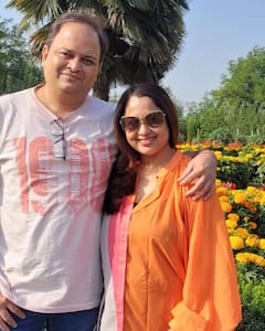 Sonalika Joshi Pics: શ્રીનગરમાં વેકેશન માણી રહી છે 'તારક મહેતા'ની 'માધવી ભાભી', પતિ સાથે શેર કરી રોમેન્ટિક તસવીર