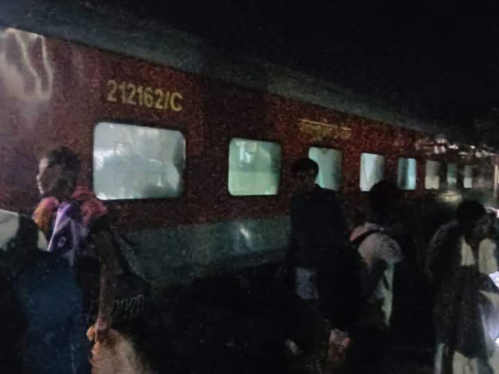नॉर्थ ईस्ट एक्सप्रेस ट्रेन हादसे की तस्वीरें आई सामने, बिहार के बक्सर में हुआ है हादसा नॉर्थ ईस्ट एक्सप्रेस ट्रेन हादसे की तस्वीरें आई सामने, बिहार के बक्सर में हुआ है हादसा