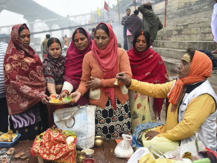 Sarva Pitru Amavasya: શનિ અમાવસ્યા 14 ઓક્ટોબરે સર્વ પિતૃ અમાસ સાથે એકરુપ છે. આ વર્ષે સર્વ પિતૃ અમાસ પર પણ સૂર્યગ્રહણની છાયા રહેશે. આવી સ્થિતિમાં કેટલાક એવા કાર્યો છે જે આ દિવસે ભૂલથી પણ ન કરવા જોઈએ.